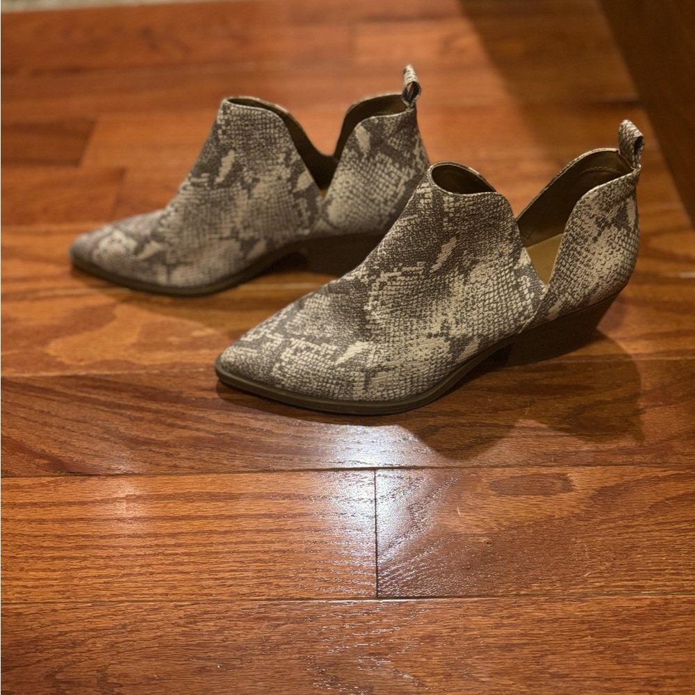 Universal Thread Snakeskin Ankle Boots NWOT - Picture 2 of 4